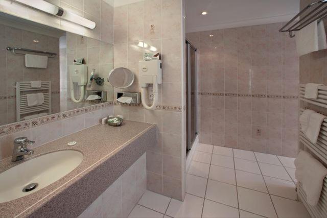דגלאס Regency Hotel מראה חיצוני תמונה